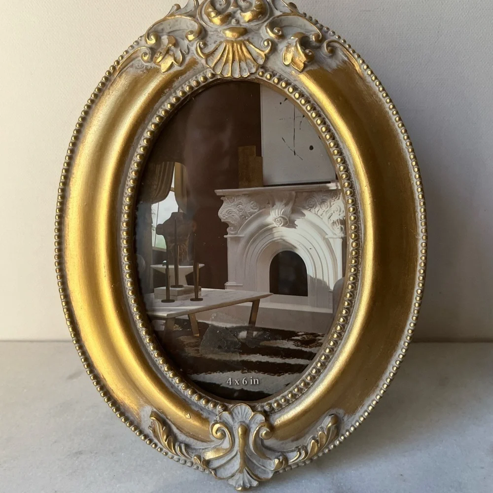 Oval ornate antique style picture frame for 4x6” photo